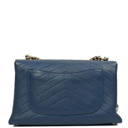 Chanel Chevron Gesteppt Große Umschlagtasche Blau Kalbsleder Goldfarbene Beschläge, 2018-2019