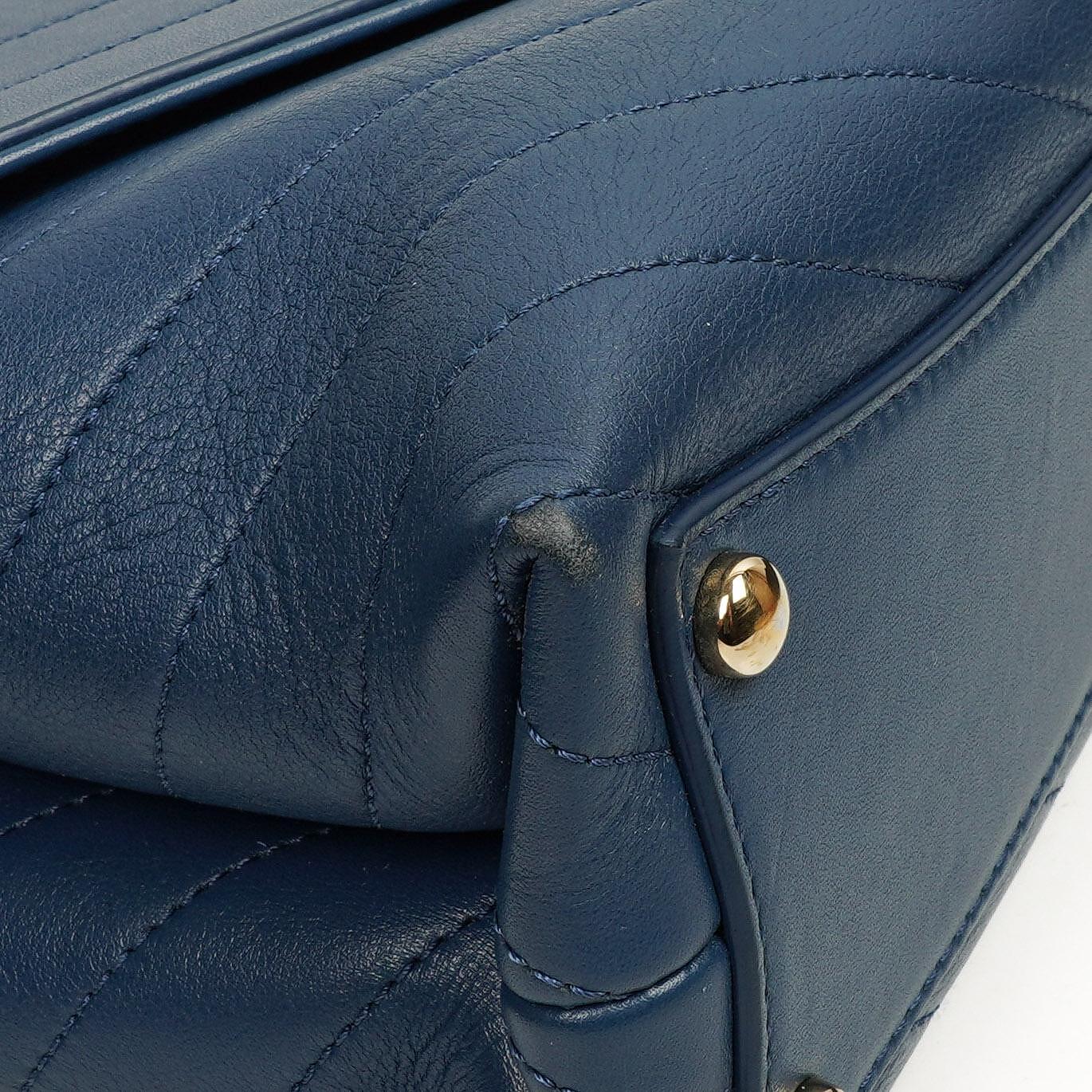 Chanel Chevron Gesteppt Große Umschlagtasche Blau Kalbsleder Goldfarbene Beschläge, 2018-2019