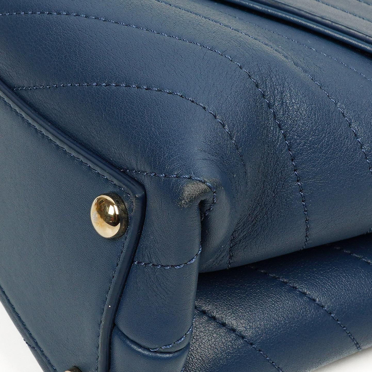 Chanel Chevron Gesteppt Große Umschlagtasche Blau Kalbsleder Goldfarbene Beschläge, 2018-2019