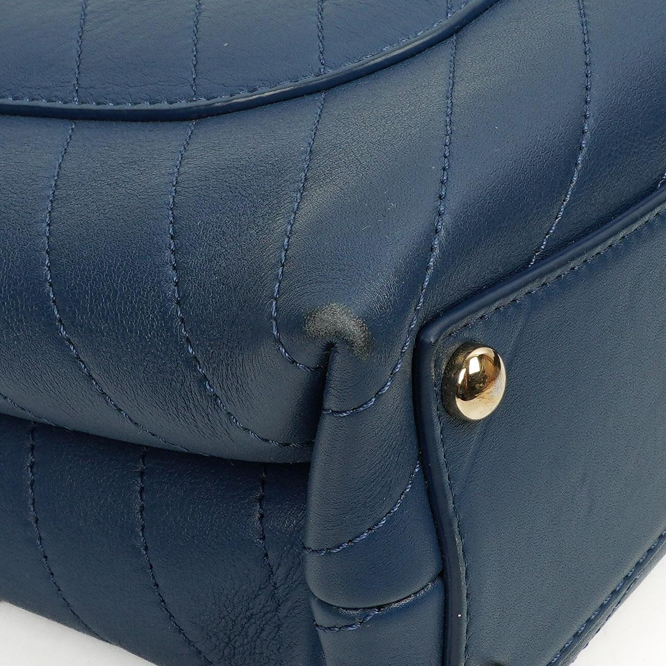 Chanel Chevron Gesteppt Große Umschlagtasche Blau Kalbsleder Goldfarbene Beschläge, 2018-2019