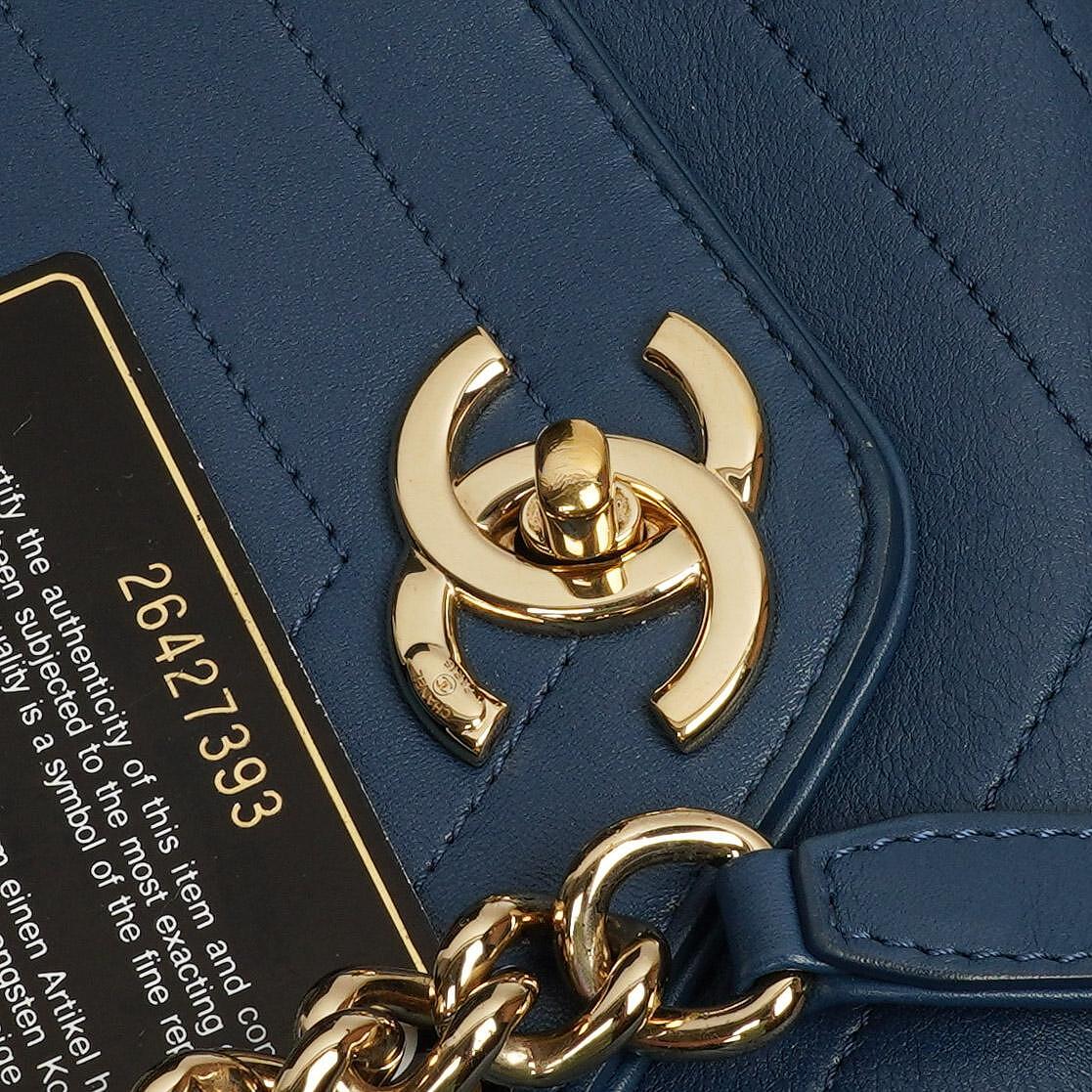 Chanel Chevron Gesteppt Große Umschlagtasche Blau Kalbsleder Goldfarbene Beschläge, 2018-2019