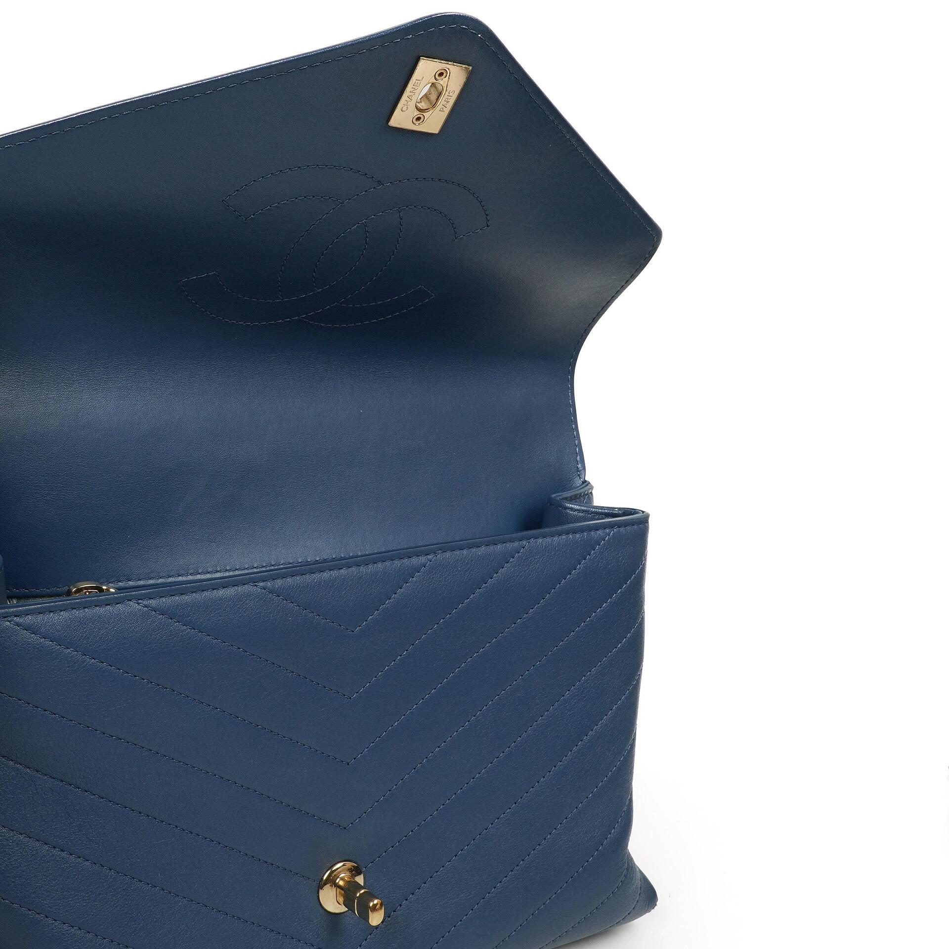 Chanel Chevron Gesteppt Große Umschlagtasche Blau Kalbsleder Goldfarbene Beschläge, 2018-2019