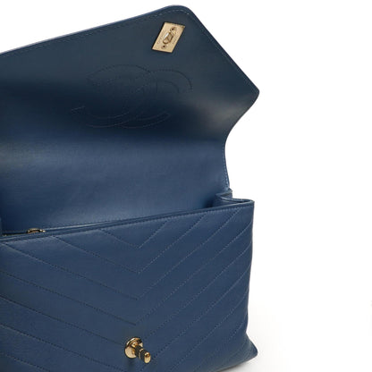 Chanel Chevron Gesteppt Große Umschlagtasche Blau Kalbsleder Goldfarbene Beschläge, 2018-2019