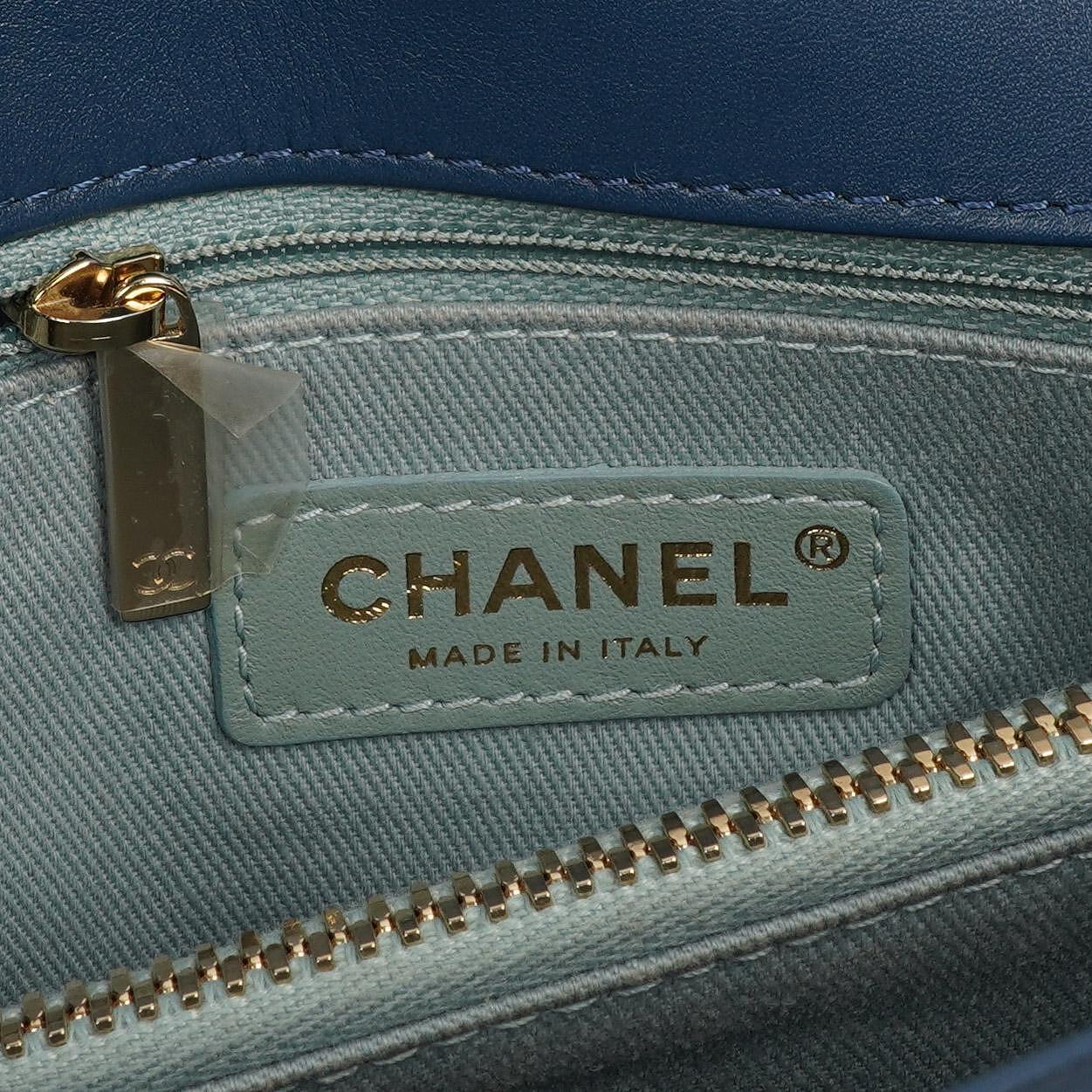 Chanel Chevron Gesteppt Große Umschlagtasche Blau Kalbsleder Goldfarbene Beschläge, 2018-2019