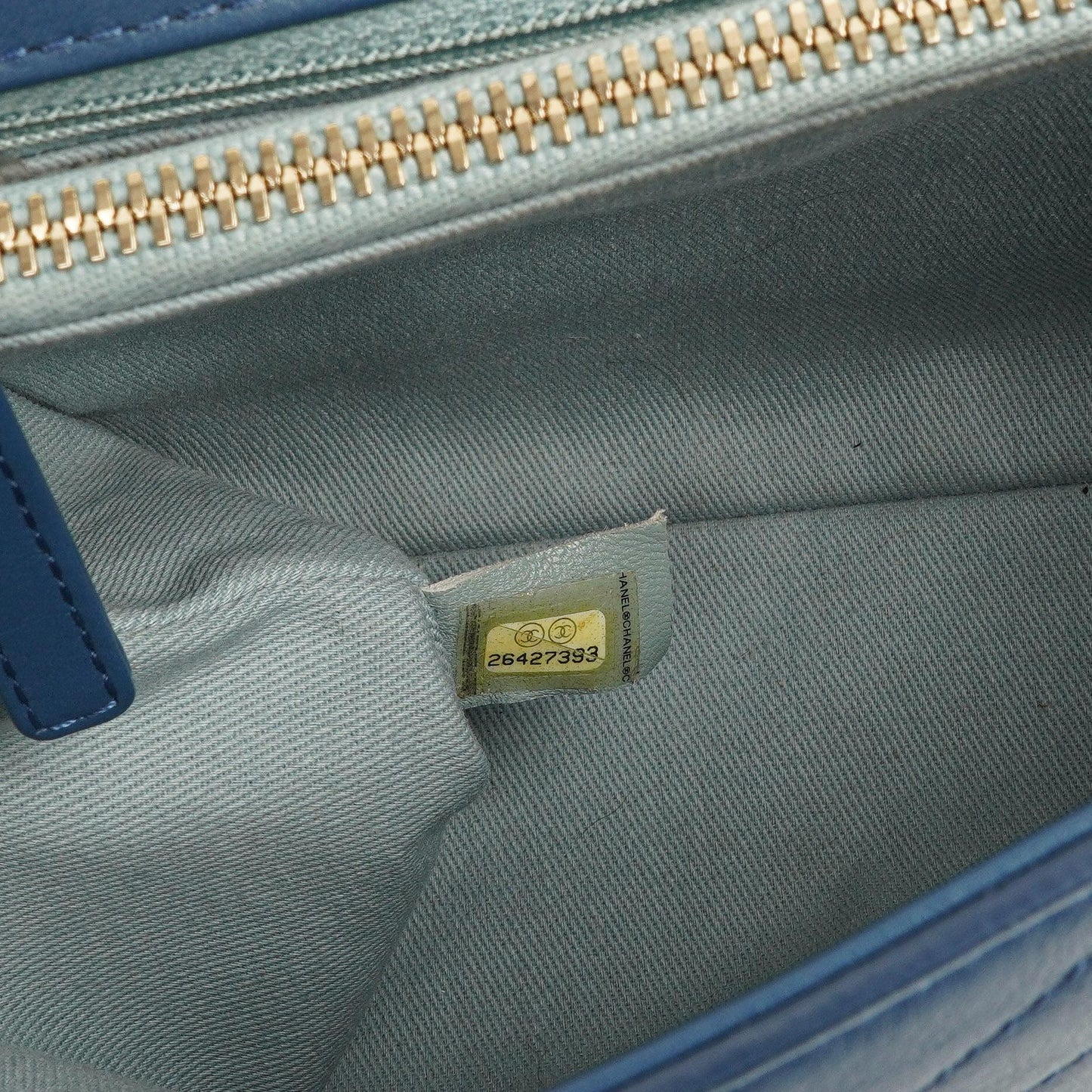 Chanel Chevron Gesteppt Große Umschlagtasche Blau Kalbsleder Goldfarbene Beschläge, 2018-2019