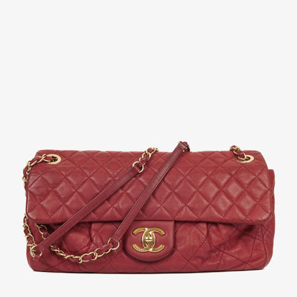 Chanel Chic Single Flap Bag aus gestepptem schillerndem Kalbsleder mit goldfarbenen Beschlägen