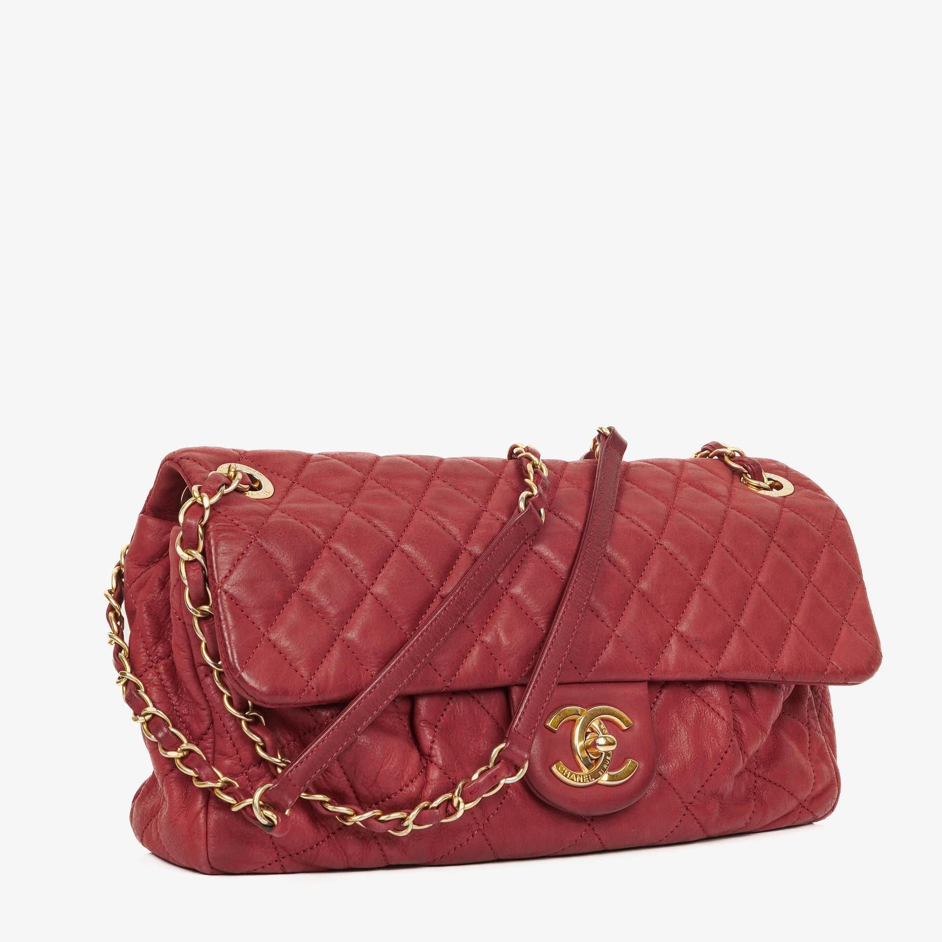 Chanel Chic Single Flap Bag aus gestepptem schillerndem Kalbsleder mit goldfarbenen Beschlägen