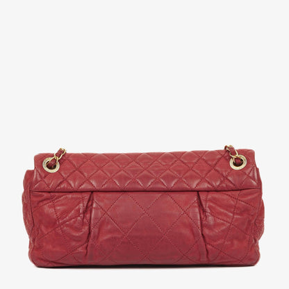 Chanel Chic Single Flap Bag aus gestepptem schillerndem Kalbsleder mit goldfarbenen Beschlägen