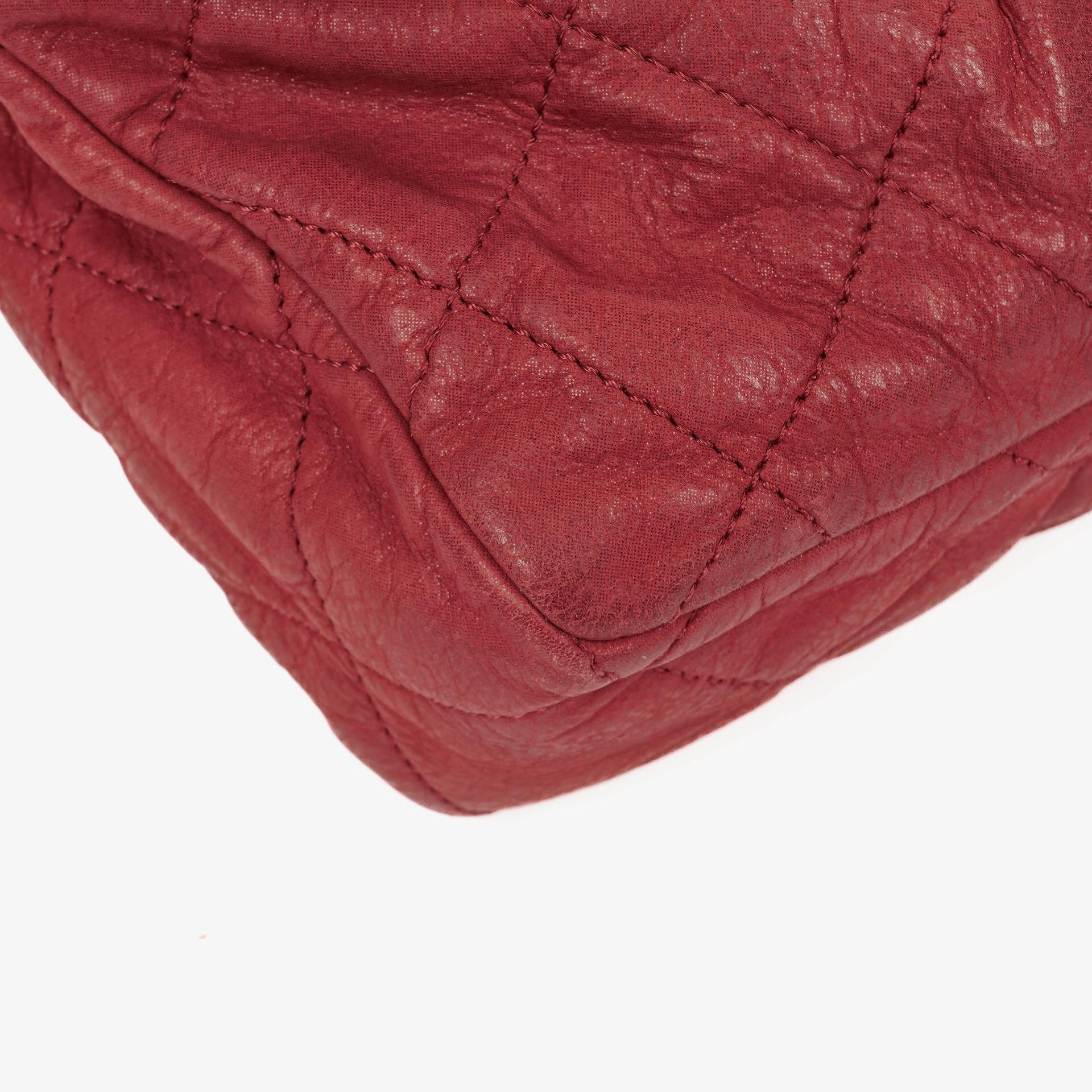 Chanel Chic Single Flap Bag aus gestepptem schillerndem Kalbsleder mit goldfarbenen Beschlägen
