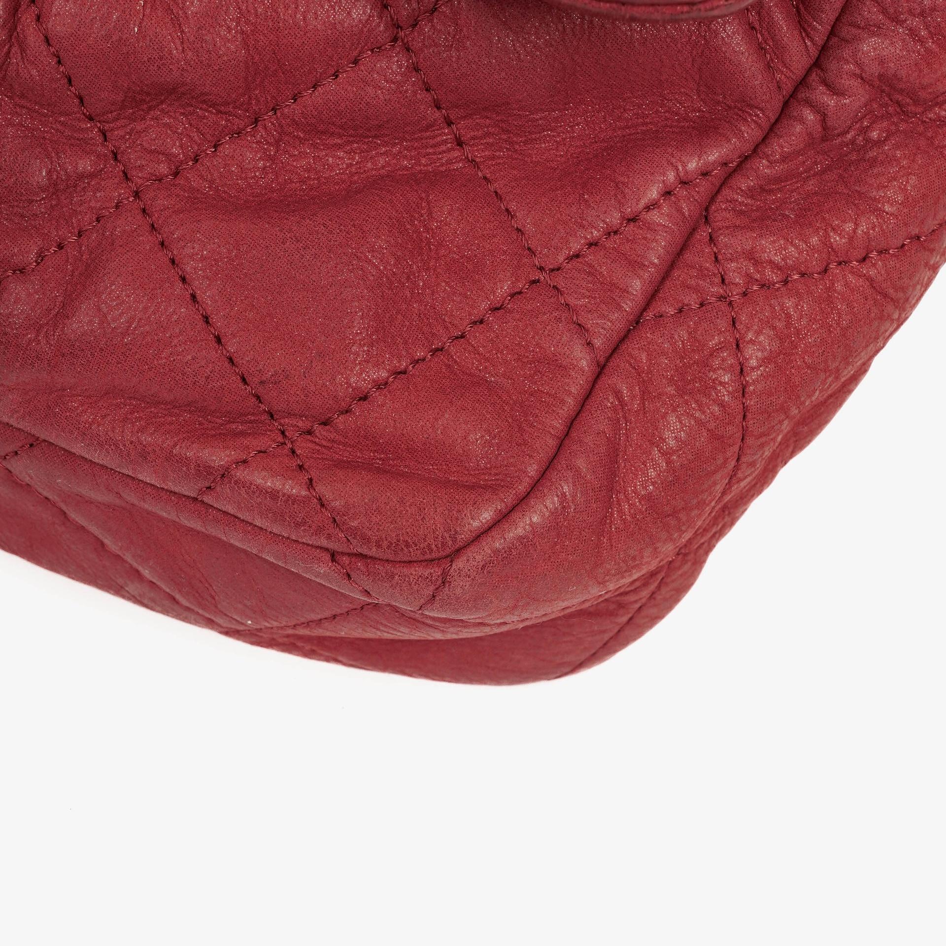 Chanel Chic Single Flap Bag aus gestepptem schillerndem Kalbsleder mit goldfarbenen Beschlägen