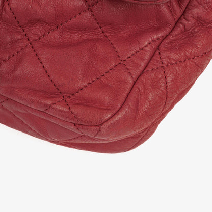 Chanel Chic Single Flap Bag aus gestepptem schillerndem Kalbsleder mit goldfarbenen Beschlägen