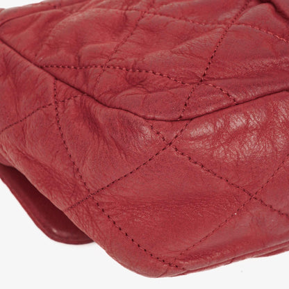 Chanel Chic Single Flap Bag aus gestepptem schillerndem Kalbsleder mit goldfarbenen Beschlägen