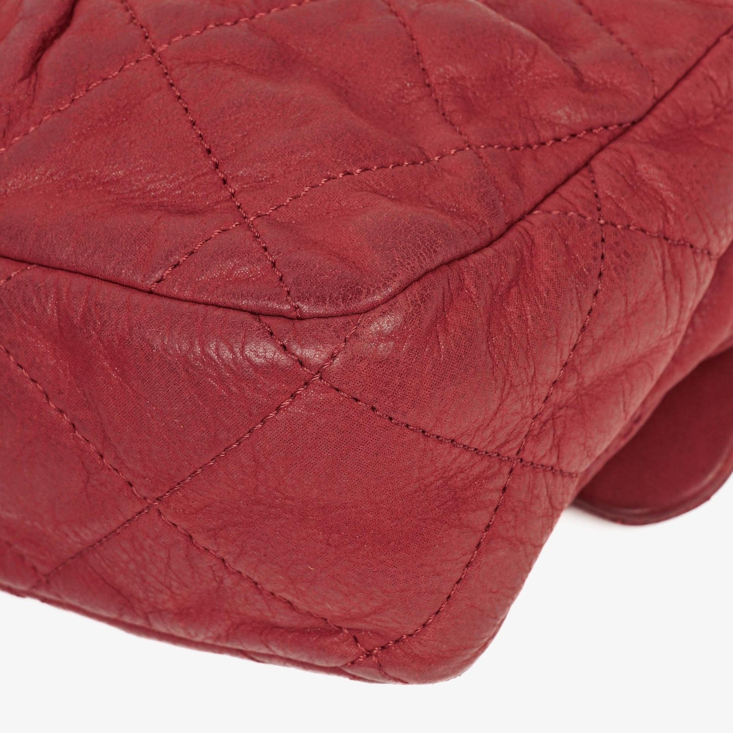 Chanel Chic Single Flap Bag aus gestepptem schillerndem Kalbsleder mit goldfarbenen Beschlägen