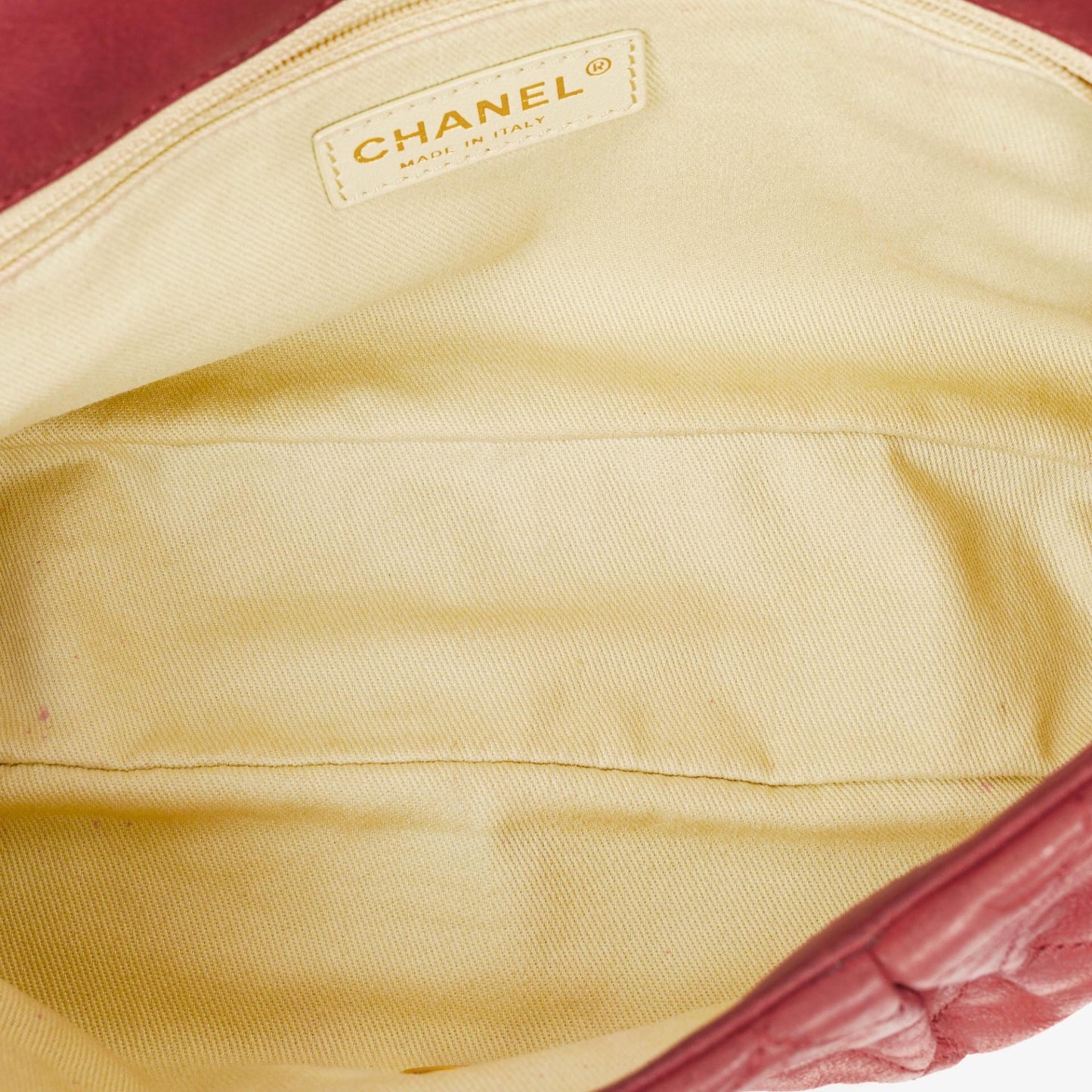 Chanel Chic Single Flap Bag aus gestepptem schillerndem Kalbsleder mit goldfarbenen Beschlägen