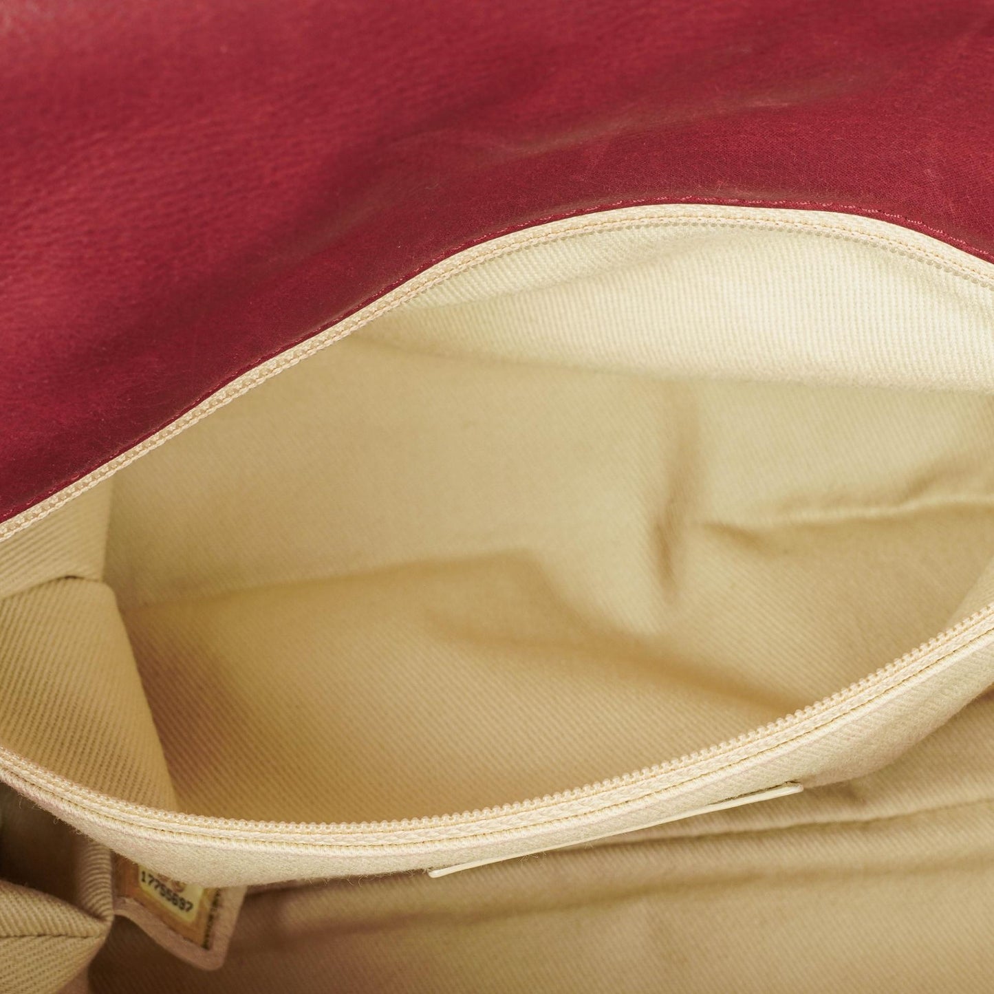 Chanel Chic Single Flap Bag aus gestepptem schillerndem Kalbsleder mit goldfarbenen Beschlägen