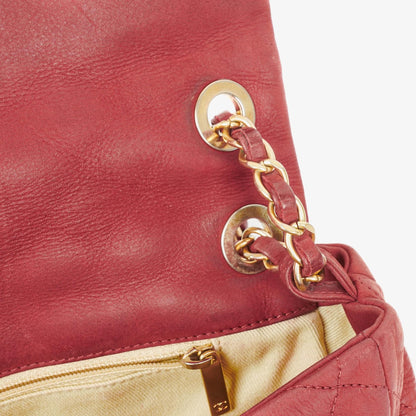 Chanel Chic Single Flap Bag aus gestepptem schillerndem Kalbsleder mit goldfarbenen Beschlägen