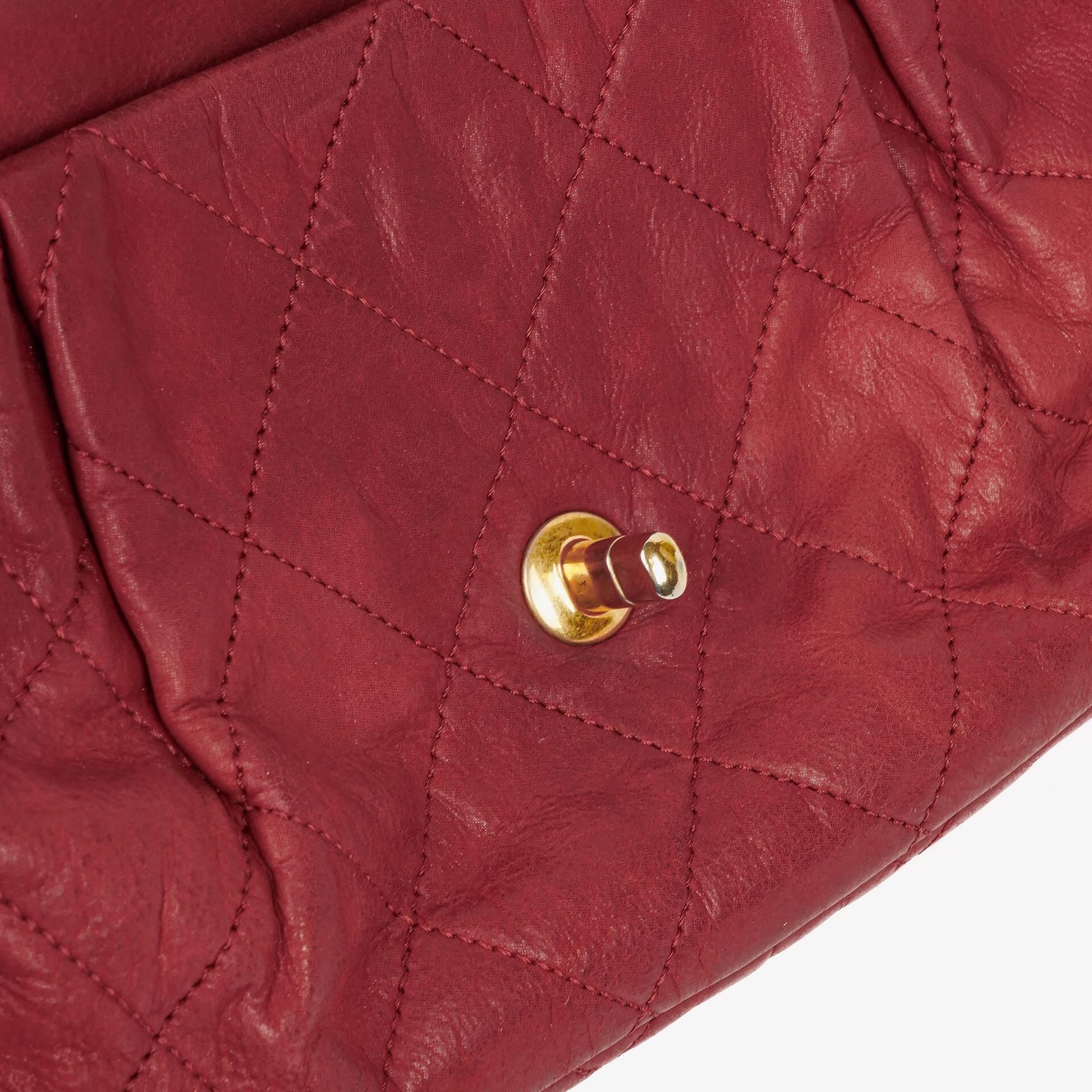 Chanel Chic Single Flap Bag aus gestepptem schillerndem Kalbsleder mit goldfarbenen Beschlägen