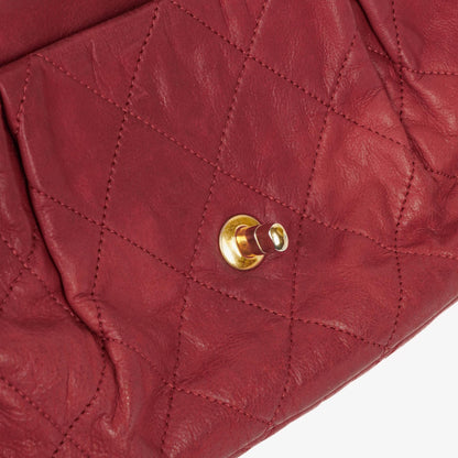 Chanel Chic Single Flap Bag aus gestepptem schillerndem Kalbsleder mit goldfarbenen Beschlägen