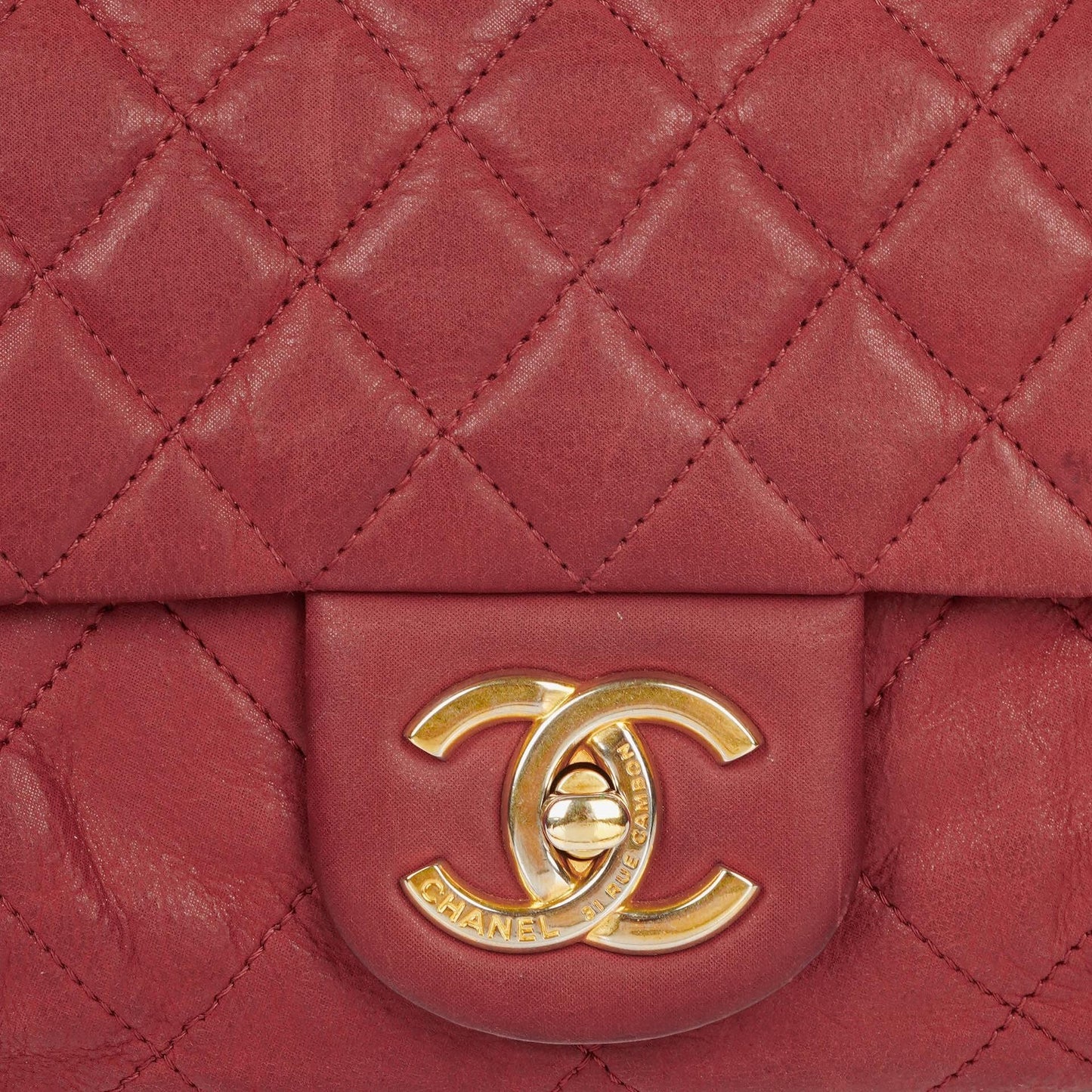 Chanel Chic Single Flap Bag aus gestepptem schillerndem Kalbsleder mit goldfarbenen Beschlägen