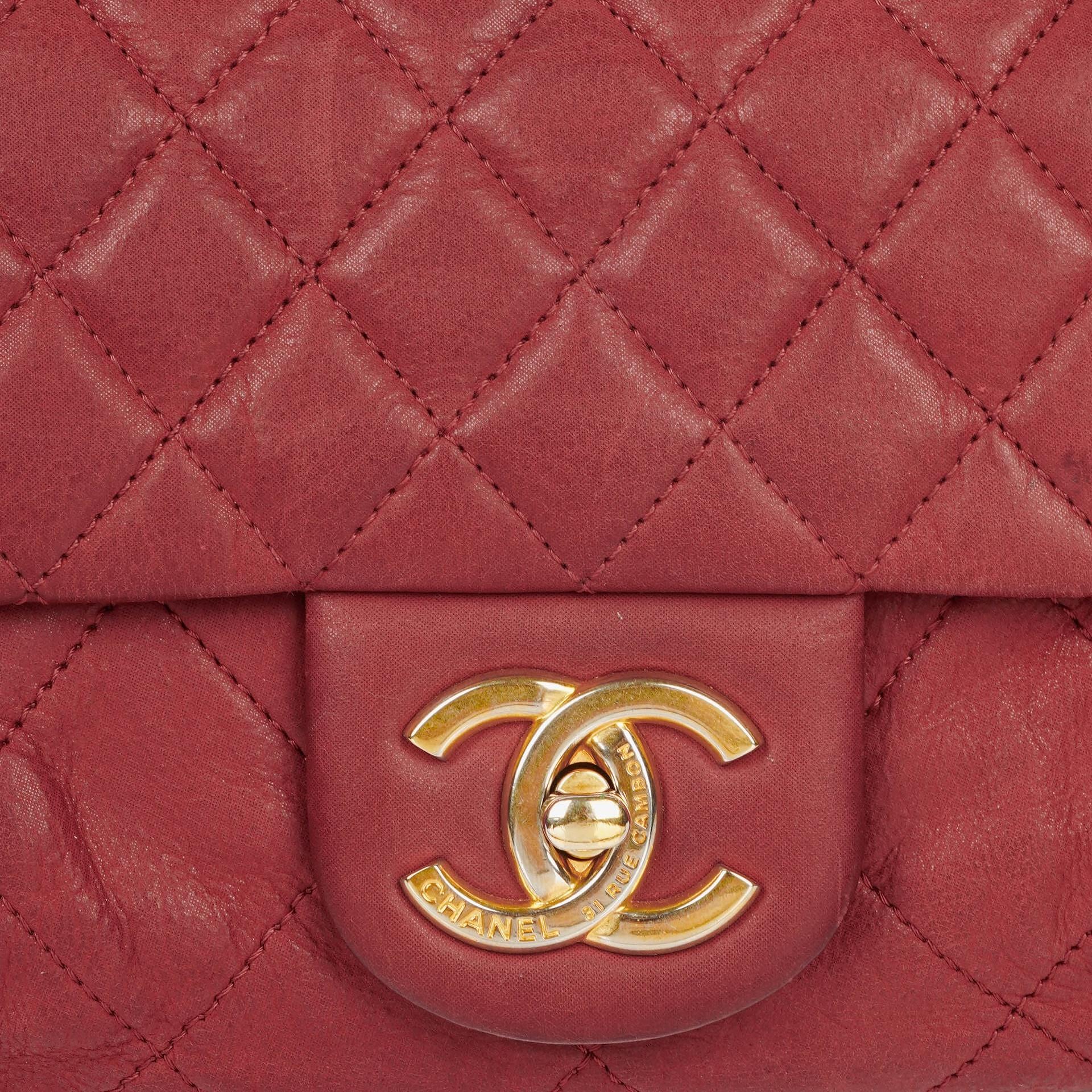 Chanel Chic Single Flap Bag aus gestepptem schillerndem Kalbsleder mit goldfarbenen Beschlägen