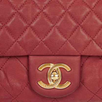 Chanel Chic Single Flap Bag aus gestepptem schillerndem Kalbsleder mit goldfarbenen Beschlägen