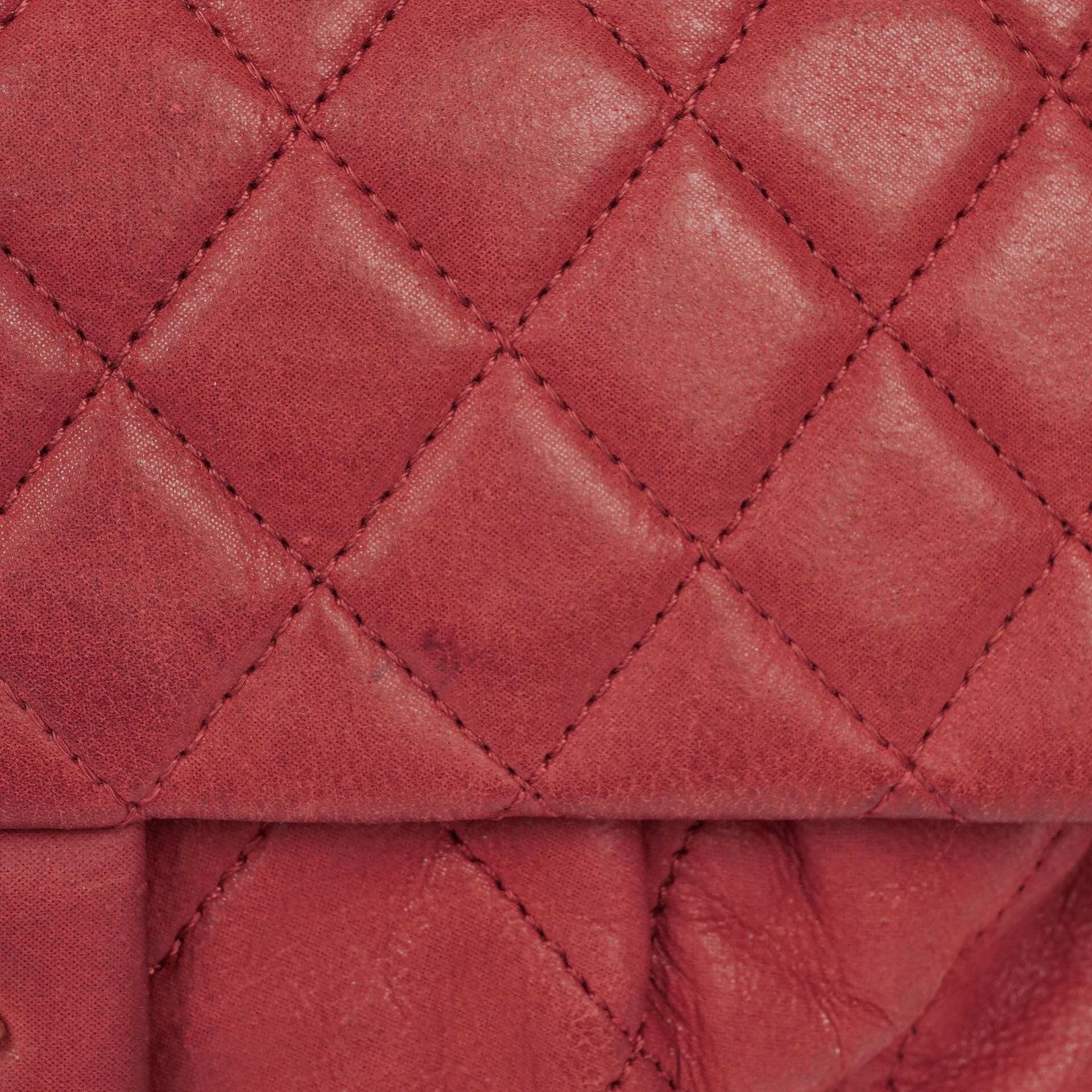 Chanel Chic Single Flap Bag aus gestepptem schillerndem Kalbsleder mit goldfarbenen Beschlägen