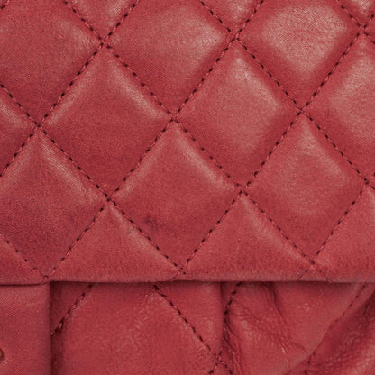 Chanel Chic Single Flap Bag aus gestepptem schillerndem Kalbsleder mit goldfarbenen Beschlägen