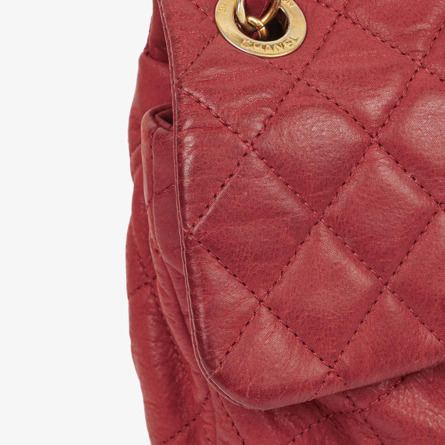 Chanel Chic Single Flap Bag aus gestepptem schillerndem Kalbsleder mit goldfarbenen Beschlägen