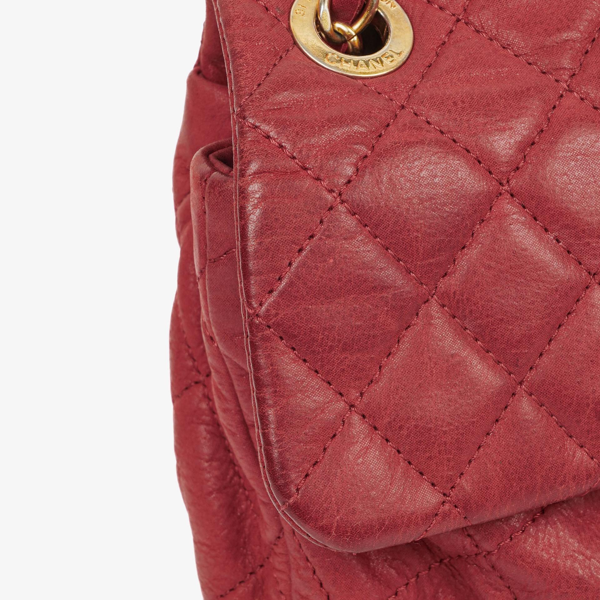 Chanel Chic Single Flap Bag aus gestepptem schillerndem Kalbsleder mit goldfarbenen Beschlägen