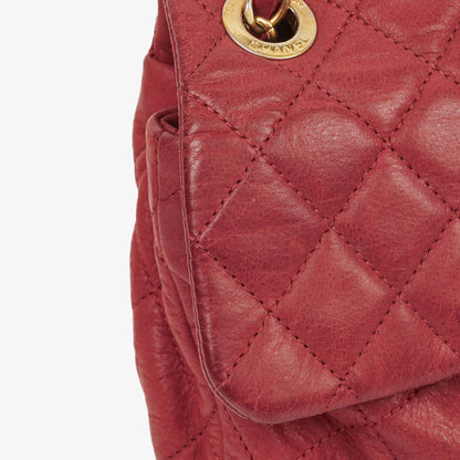 Chanel Chic Single Flap Bag aus gestepptem schillerndem Kalbsleder mit goldfarbenen Beschlägen