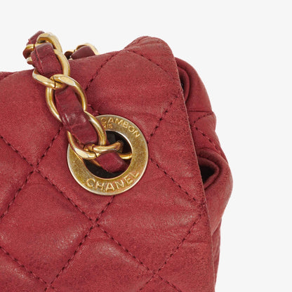 Chanel Chic Single Flap Bag aus gestepptem schillerndem Kalbsleder mit goldfarbenen Beschlägen