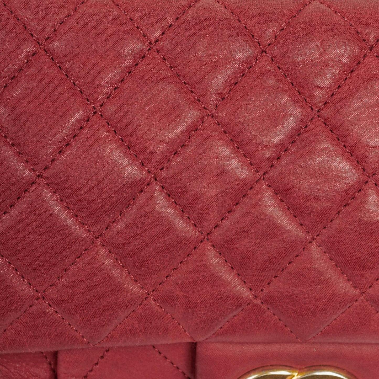 Chanel Chic Single Flap Bag aus gestepptem schillerndem Kalbsleder mit goldfarbenen Beschlägen