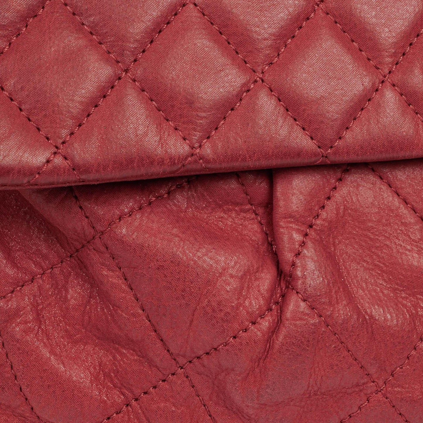Chanel Chic Single Flap Bag aus gestepptem schillerndem Kalbsleder mit goldfarbenen Beschlägen