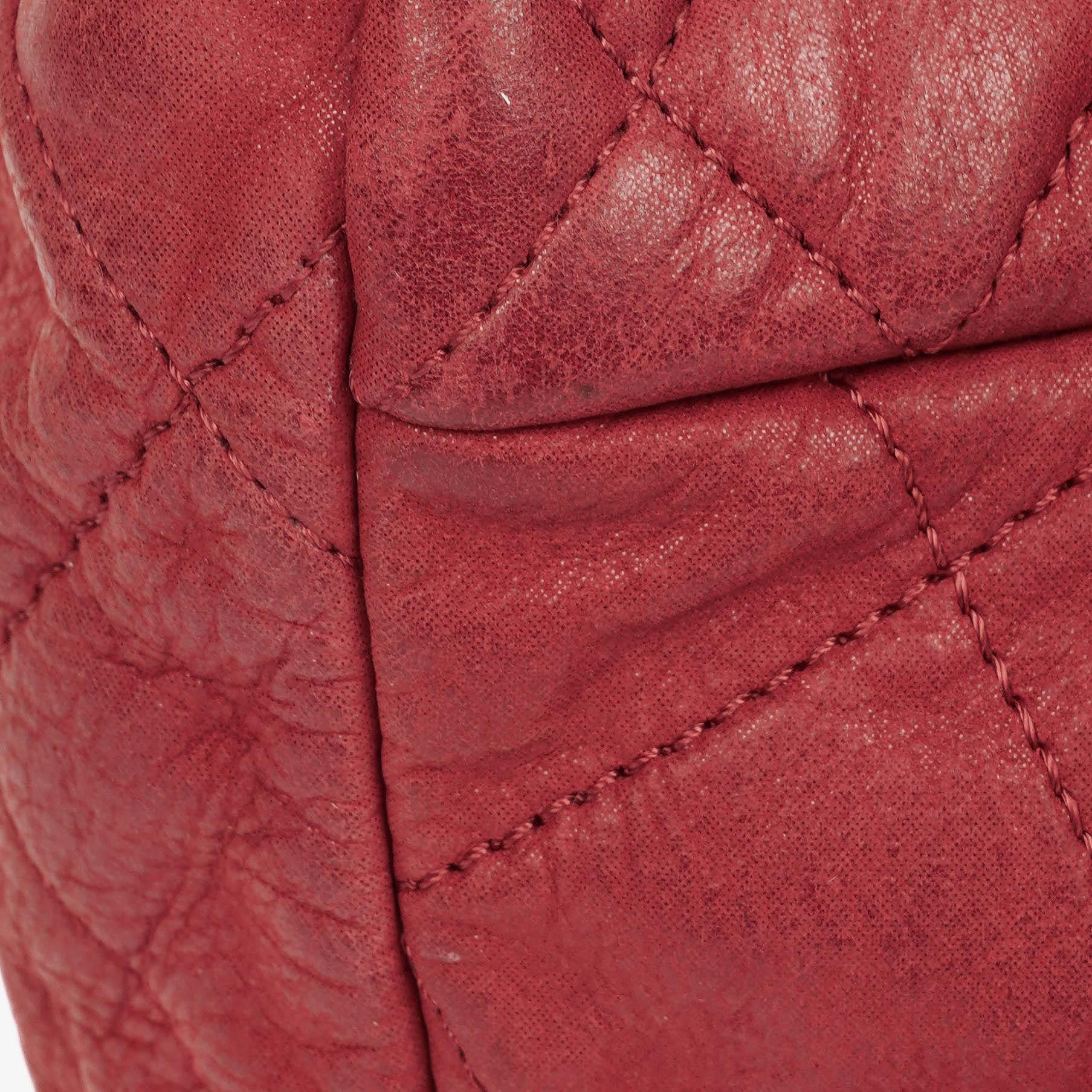 Chanel Chic Single Flap Bag aus gestepptem schillerndem Kalbsleder mit goldfarbenen Beschlägen