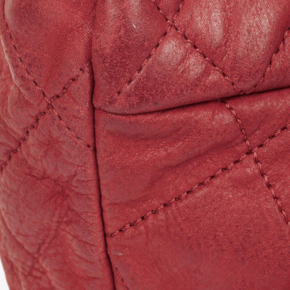 Chanel Chic Single Flap Bag aus gestepptem schillerndem Kalbsleder mit goldfarbenen Beschlägen