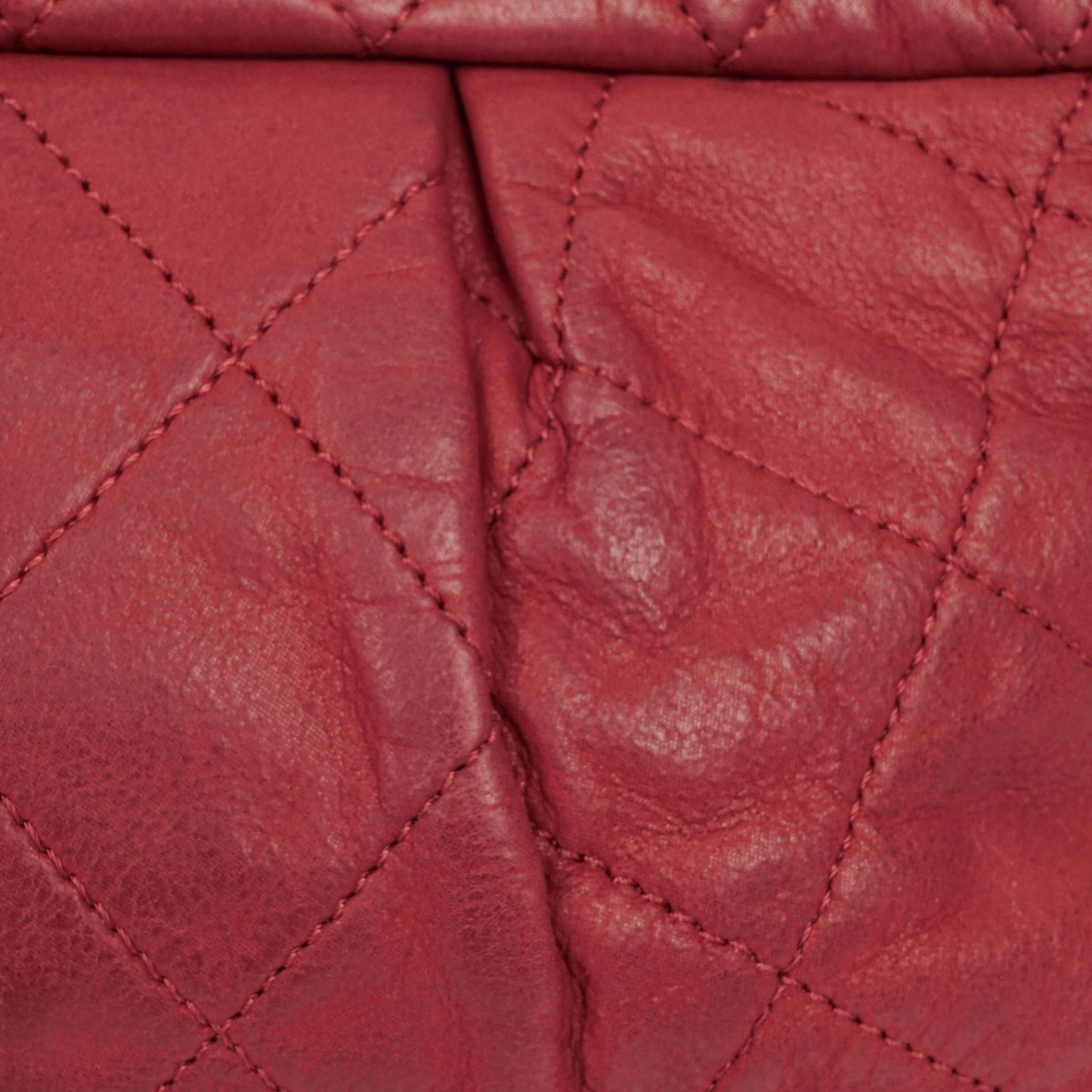 Chanel Chic Single Flap Bag aus gestepptem schillerndem Kalbsleder mit goldfarbenen Beschlägen