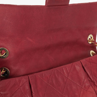 Chanel Chic Single Flap Bag aus gestepptem schillerndem Kalbsleder mit goldfarbenen Beschlägen
