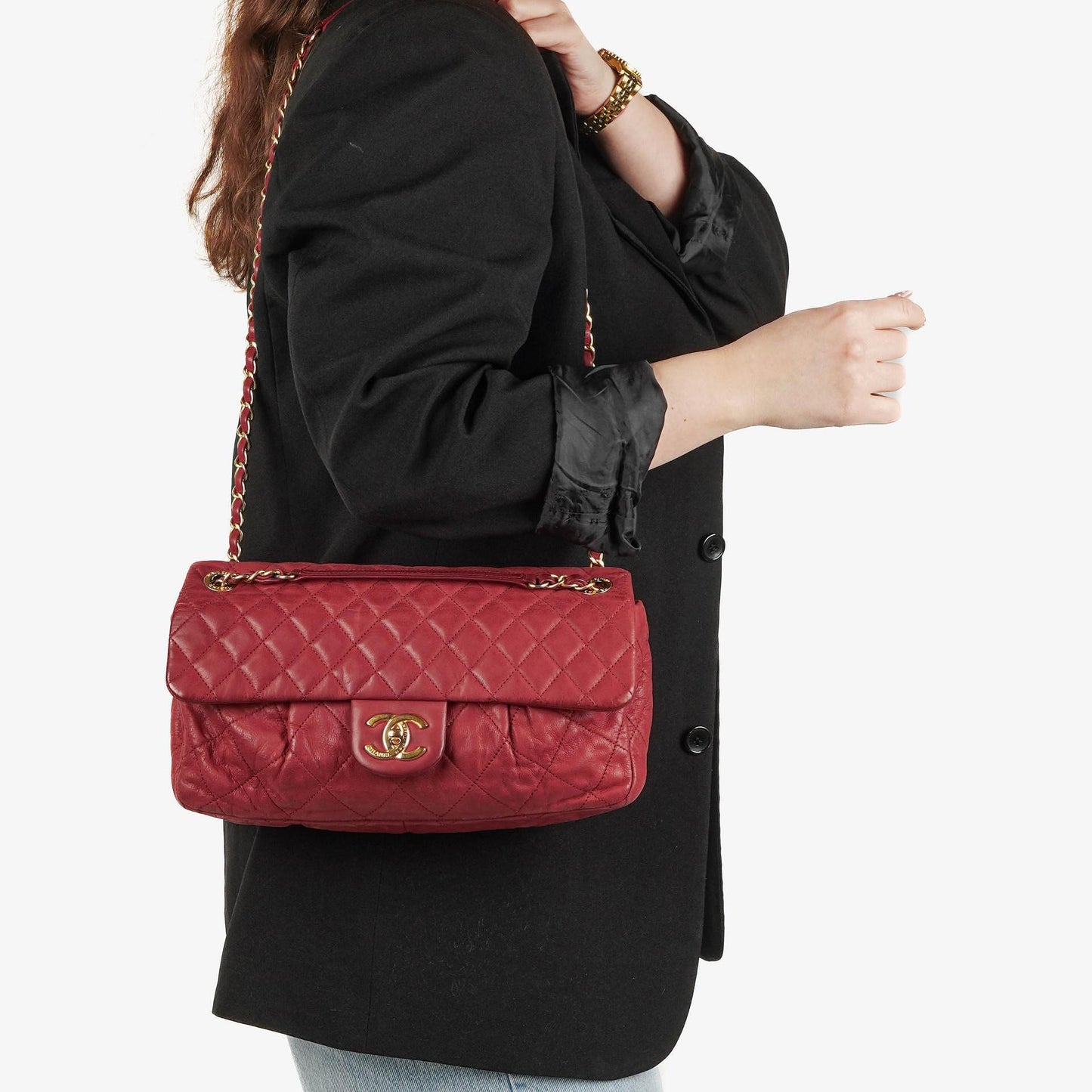 Chanel Chic Single Flap Bag aus gestepptem schillerndem Kalbsleder mit goldfarbenen Beschlägen