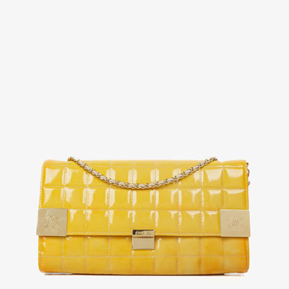 Chanel Chocolate Bar East West Schultertasche aus Lackleder