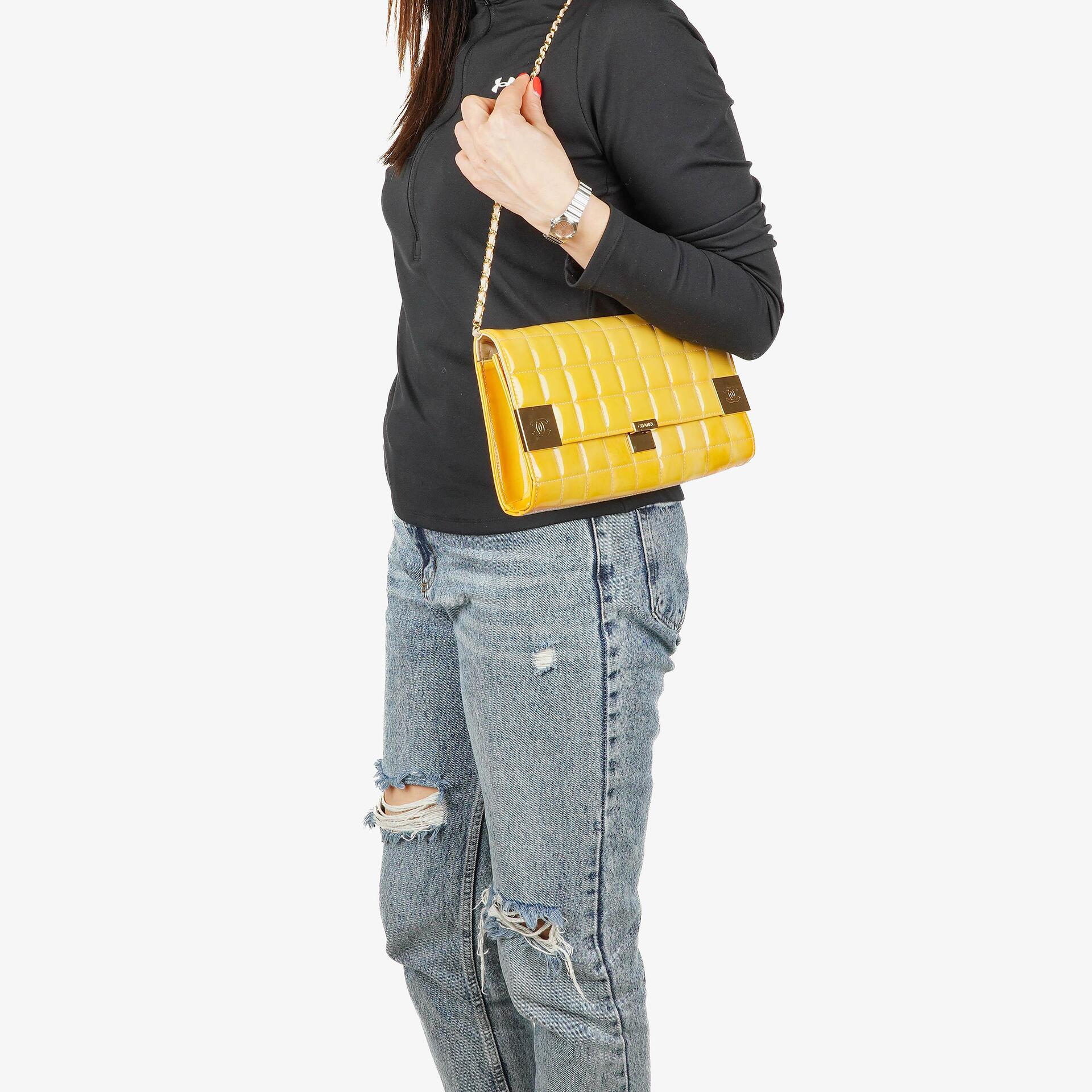 Chanel Chocolate Bar East West Schultertasche aus Lackleder
