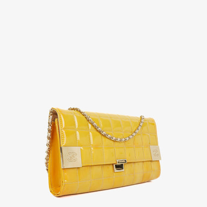 Chanel Chocolate Bar East West Schultertasche aus Lackleder