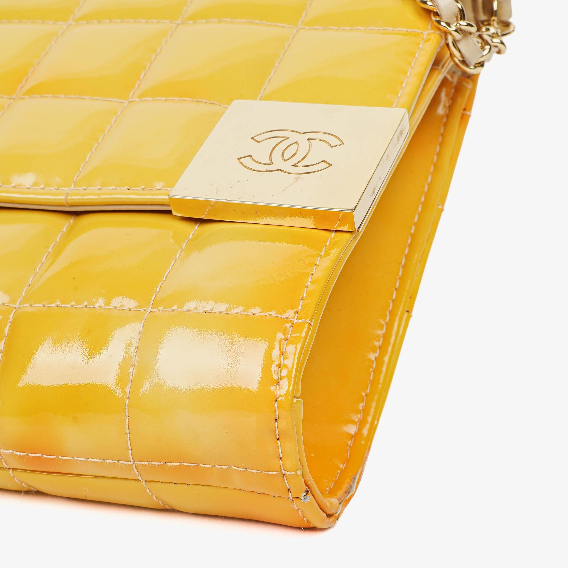 Chanel Chocolate Bar East West Schultertasche aus Lackleder
