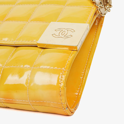 Chanel Chocolate Bar East West Schultertasche aus Lackleder