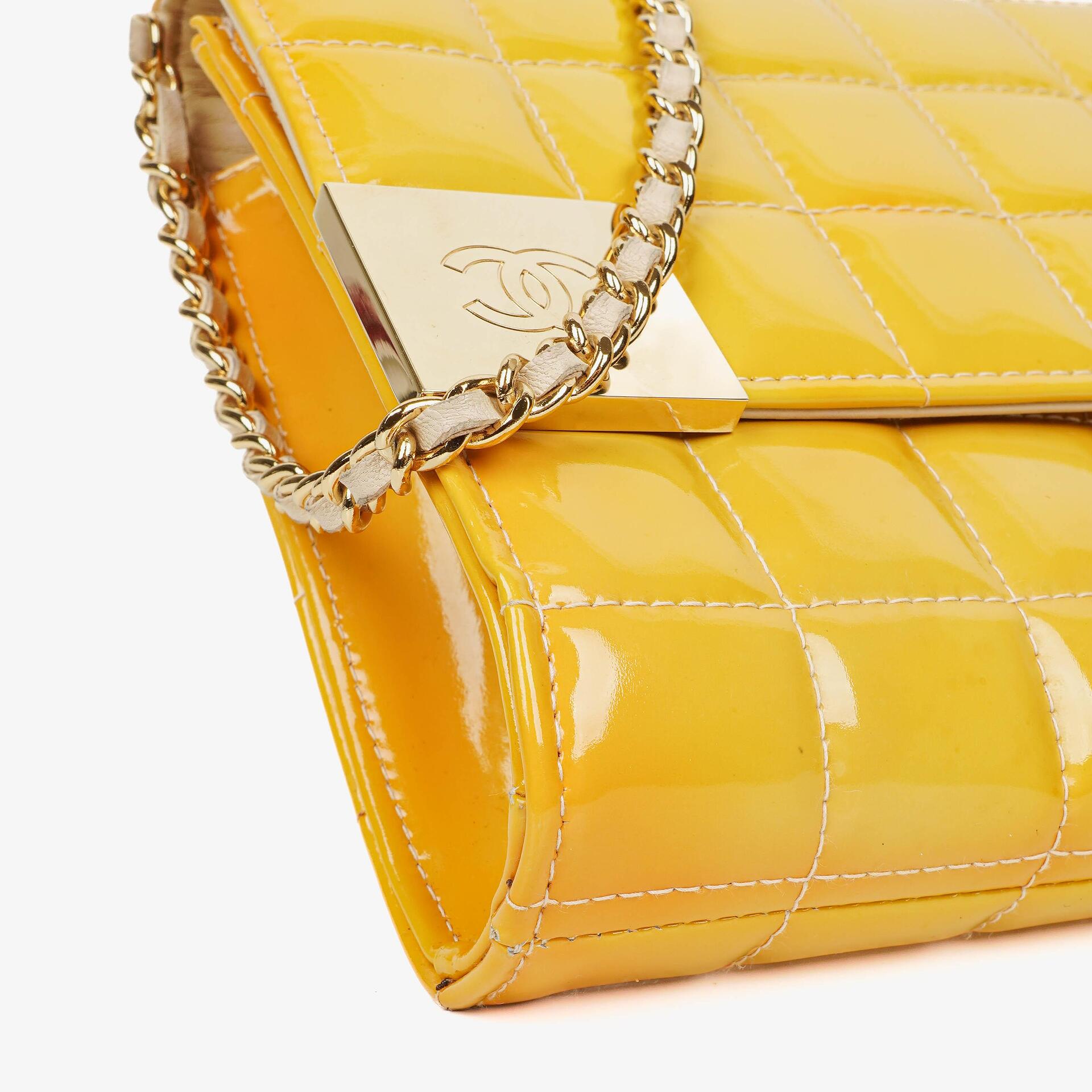 Chanel Chocolate Bar East West Schultertasche aus Lackleder