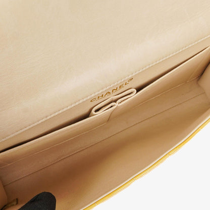 Chanel Chocolate Bar East West Schultertasche aus Lackleder