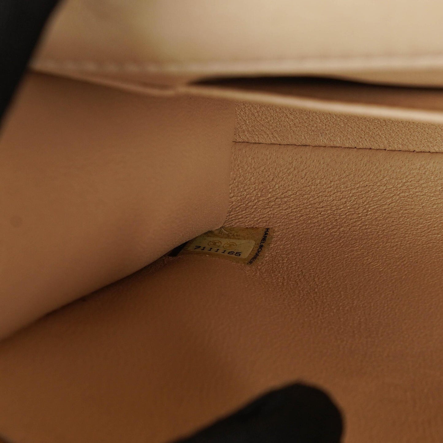 Chanel Chocolate Bar East West Schultertasche aus Lackleder
