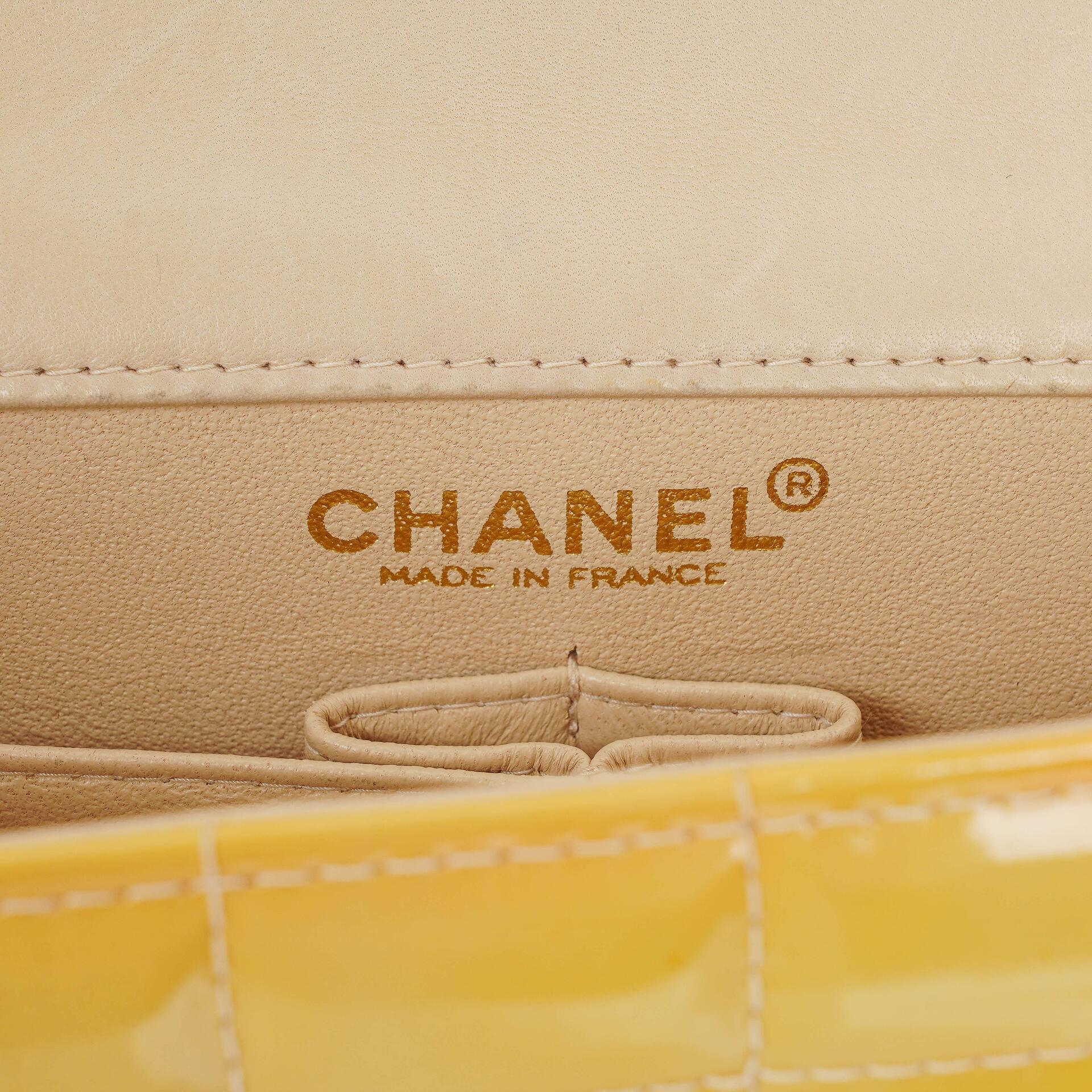 Chanel Chocolate Bar East West Schultertasche aus Lackleder