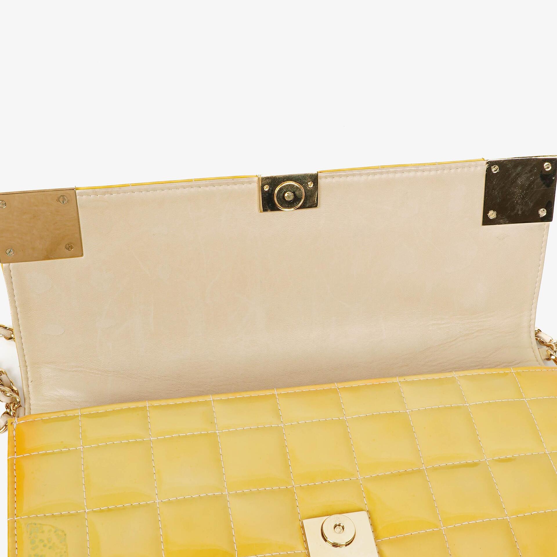Chanel Chocolate Bar East West Schultertasche aus Lackleder