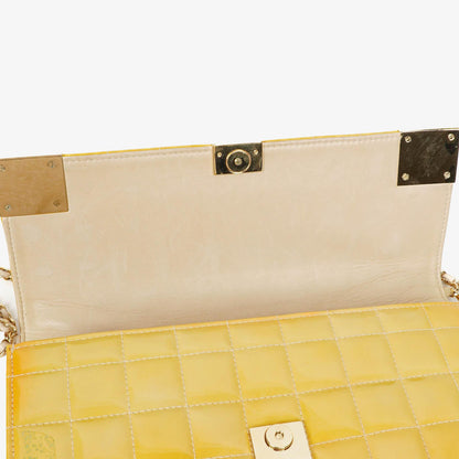 Chanel Chocolate Bar East West Schultertasche aus Lackleder