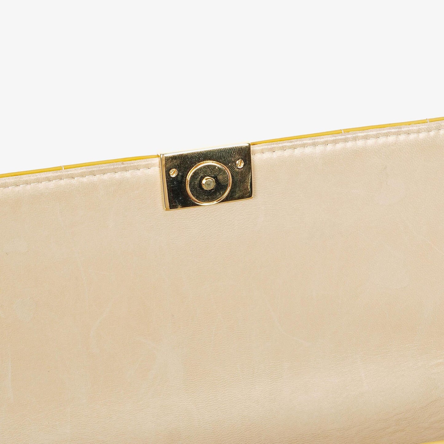 Chanel Chocolate Bar East West Schultertasche aus Lackleder
